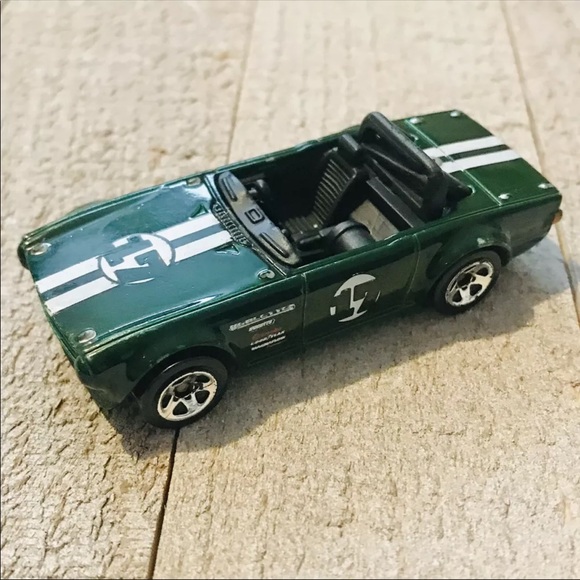 Hot Wheels New Models Series Triumph TR6 33/42 2009 - Picture 2 of 6